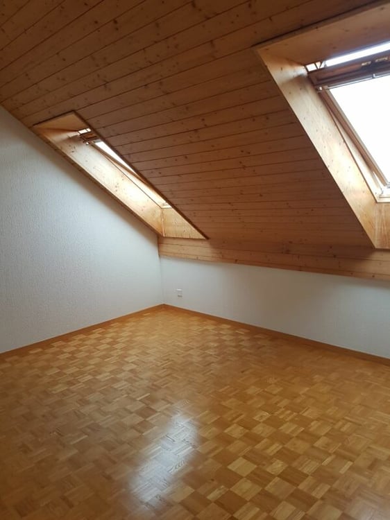 Ein Rückzugsort mit Charme und umwerfender Panoramasicht: 3.5-Zimmer-Dachwohnung in Vallamand 7