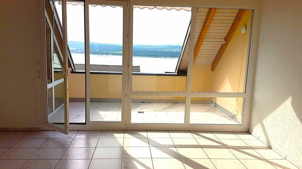 Ein Rückzugsort mit Charme und umwerfender Panoramasicht: 3.5-Zimmer-Dachwohnung in Vallamand 3