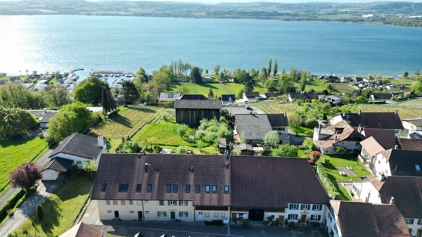 Ein Rückzugsort mit Charme und umwerfender Panoramasicht: 3.5-Zimmer-Dachwohnung in Vallamand 10