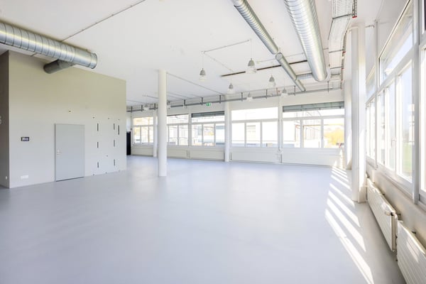 Ca. 6’150 m² Verkaufs-, Lager- und Büroflächen direkt an der Autobahn A4 35