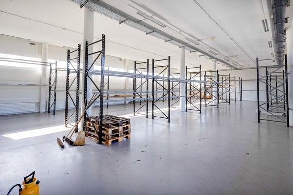 Ca. 6’150 m² Verkaufs-, Lager- und Büroflächen direkt an der Autobahn A4 33