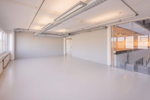 Ca. 6’150 m² Verkaufs-, Lager- und Büroflächen direkt an der Autobahn A4 28