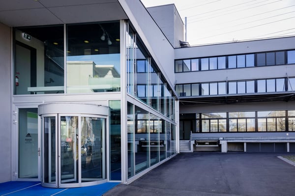 Ca. 6’150 m² Verkaufs-, Lager- und Büroflächen direkt an der Autobahn A4 11