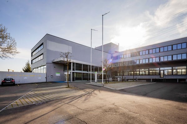 Ca. 6’150 m² Verkaufs-, Lager- und Büroflächen direkt an der Autobahn A4 3