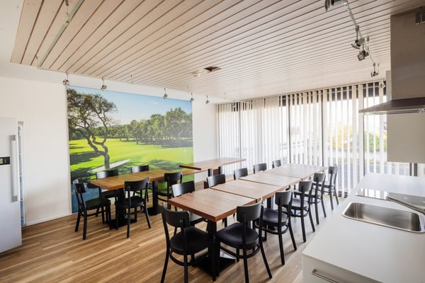 Ca. 6’150 m² Verkaufs-, Lager- und Büroflächen direkt an der Autobahn A4 16