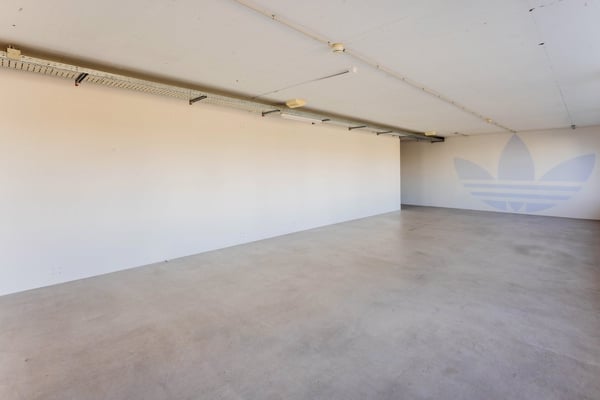 Ca. 6’150 m² Verkaufs-, Lager- und Büroflächen direkt an der Autobahn A4 24