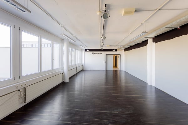 Ca. 6’150 m² Verkaufs-, Lager- und Büroflächen direkt an der Autobahn A4 22