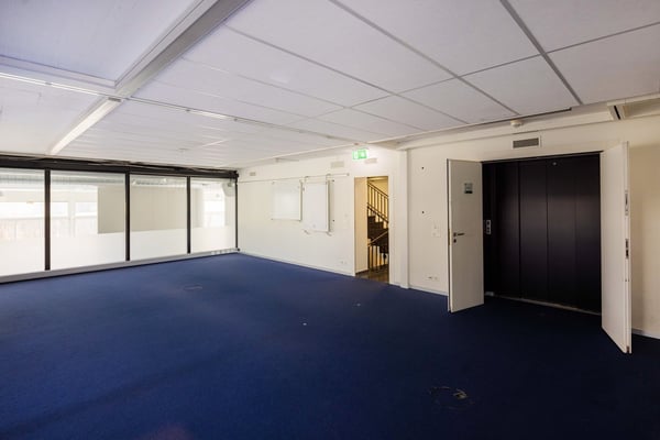 Ca. 6’150 m² Verkaufs-, Lager- und Büroflächen direkt an der Autobahn A4 32