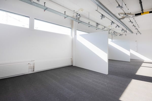 Ca. 6’150 m² Verkaufs-, Lager- und Büroflächen direkt an der Autobahn A4 34