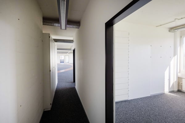 Ca. 6’150 m² Verkaufs-, Lager- und Büroflächen direkt an der Autobahn A4 14