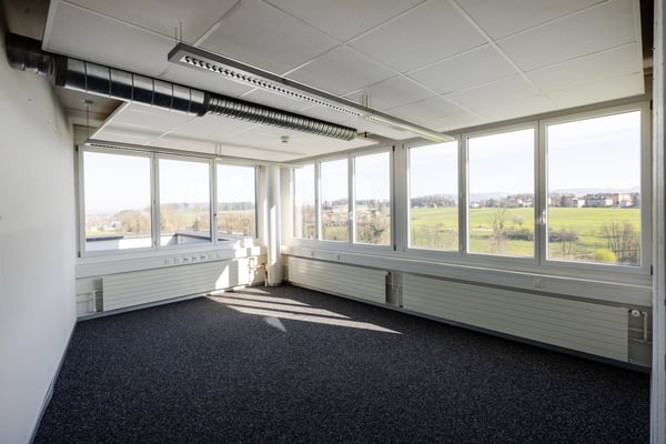 Ca. 6’150 m² Verkaufs-, Lager- und Büroflächen direkt an der Autobahn A4 15