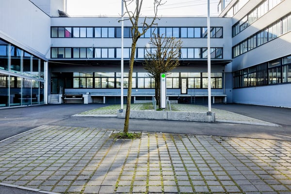 Ca. 6’150 m² Verkaufs-, Lager- und Büroflächen direkt an der Autobahn A4 2