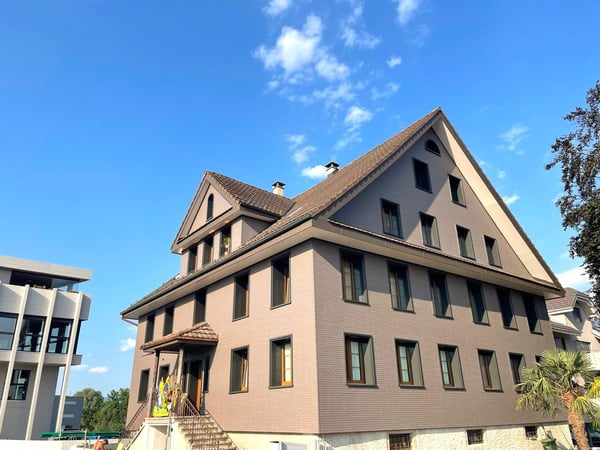 Möbliertes Zimmer mit Gemeinschaftsküche und Bad – Sins AG 2