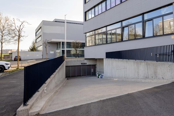 Einstellhallenplatz / Garagenplatz zu vermieten – sicher & zentral gelegen 2