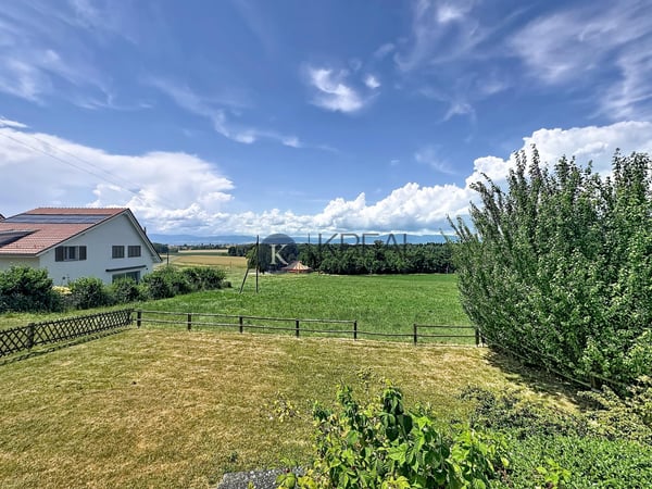 Cadre résidentiel recherché : villa de 5.5 pièces avec beaux volumes et jardin clôturé 13