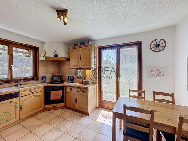 Cadre résidentiel recherché : villa de 5.5 pièces avec beaux volumes et jardin clôturé 2