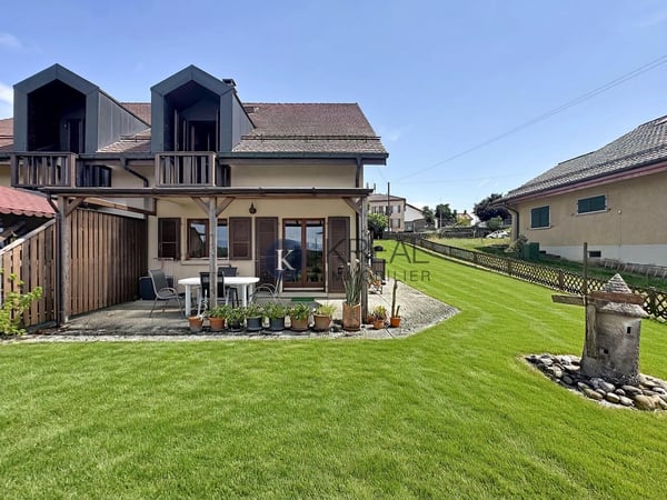 Cadre résidentiel recherché : villa de 5.5 pièces avec beaux volumes et jardin clôturé 1