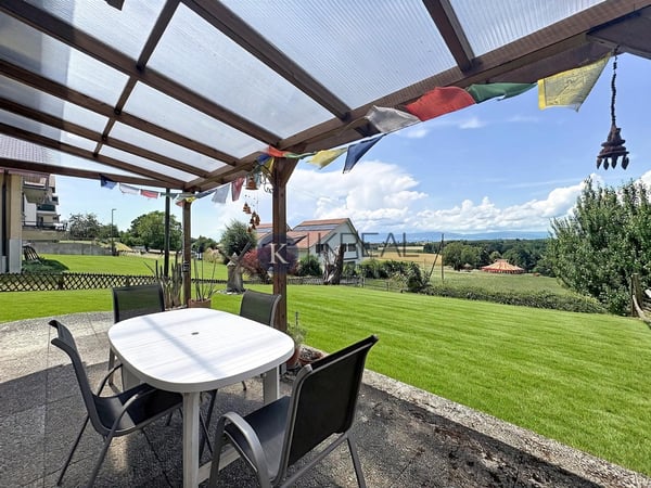 Cadre résidentiel recherché : villa de 5.5 pièces avec beaux volumes et jardin clôturé 4