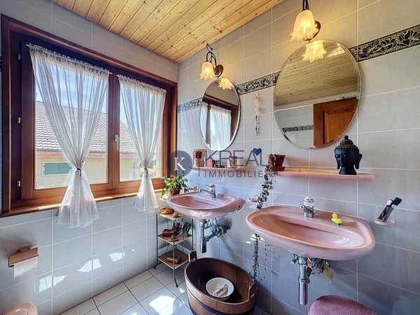 Cadre résidentiel recherché : villa de 5.5 pièces avec beaux volumes et jardin clôturé 6