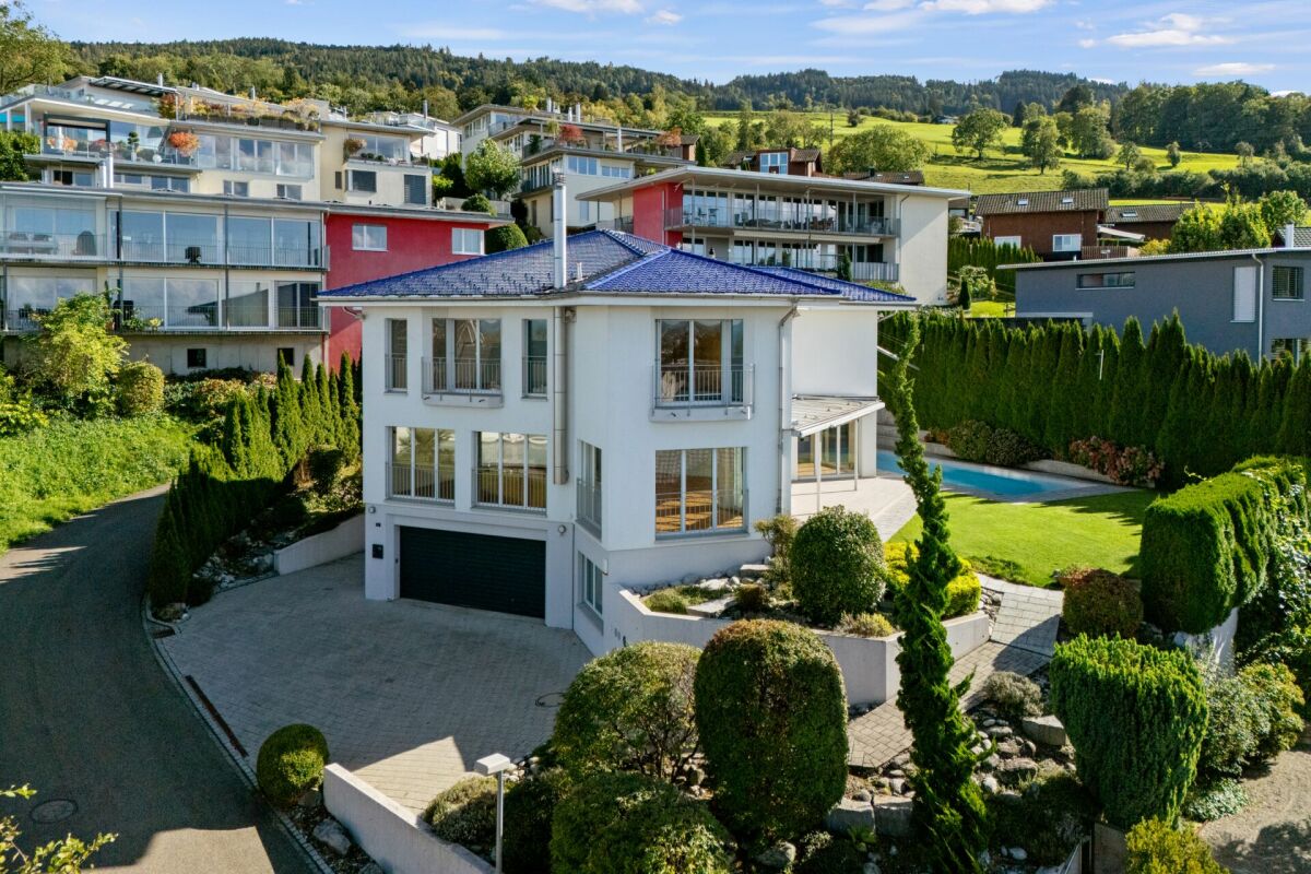 Villa with stunning lake view and outdoor pool
