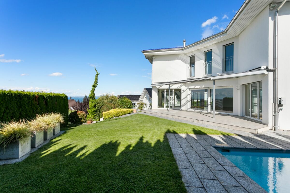 Villa with stunning lake view and outdoor pool