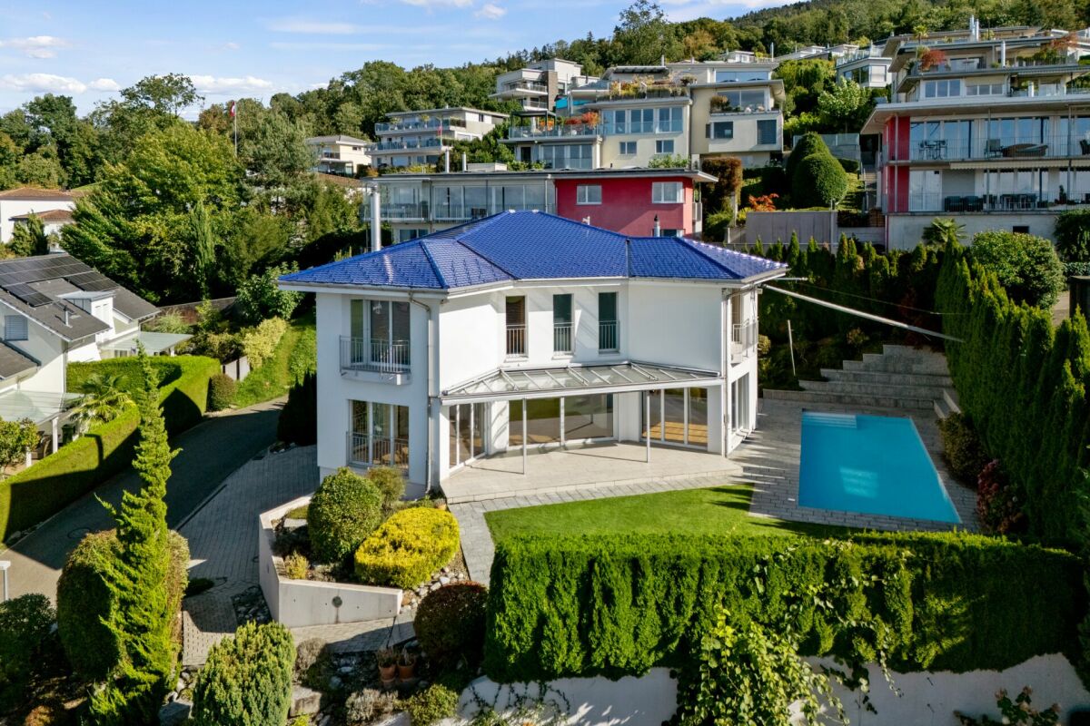 Villa with stunning lake view and outdoor pool