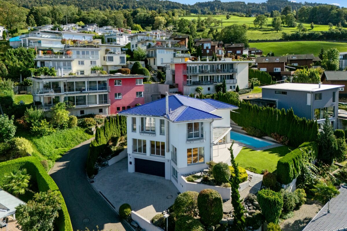 Villa with stunning lake view and outdoor pool