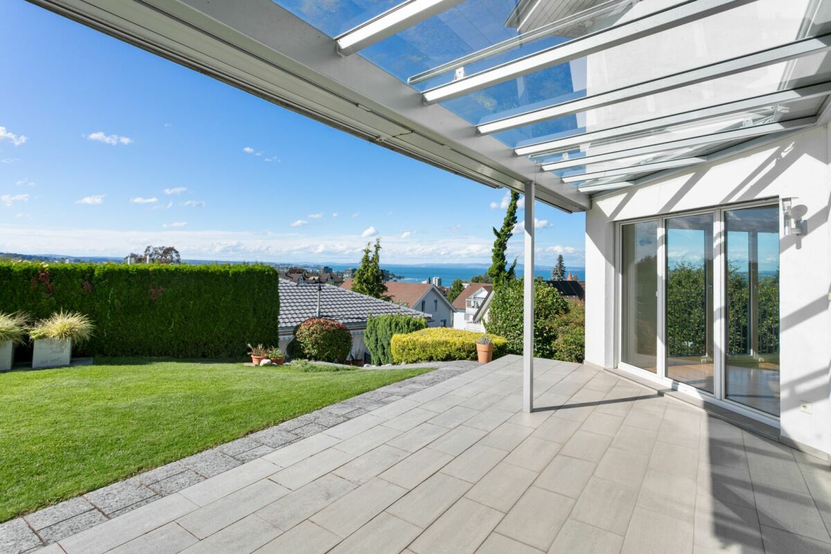 Villa with stunning lake view and outdoor pool