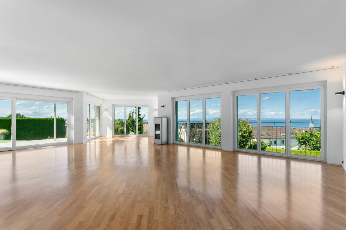 Villa with stunning lake view and outdoor pool