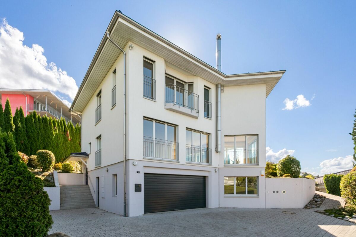 Villa with stunning lake view and outdoor pool