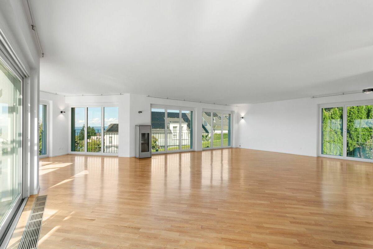 Villa with stunning lake view and outdoor pool