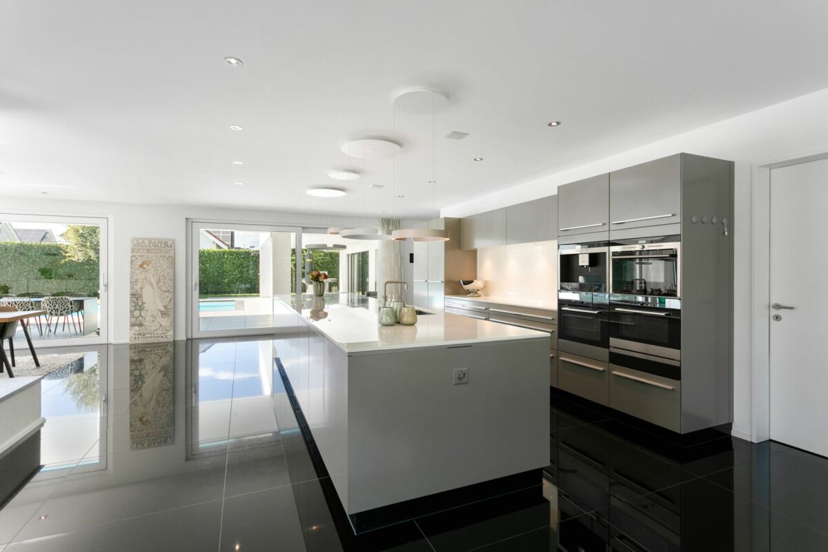 Moderne Luxusvilla mit grosser Tiefgarage