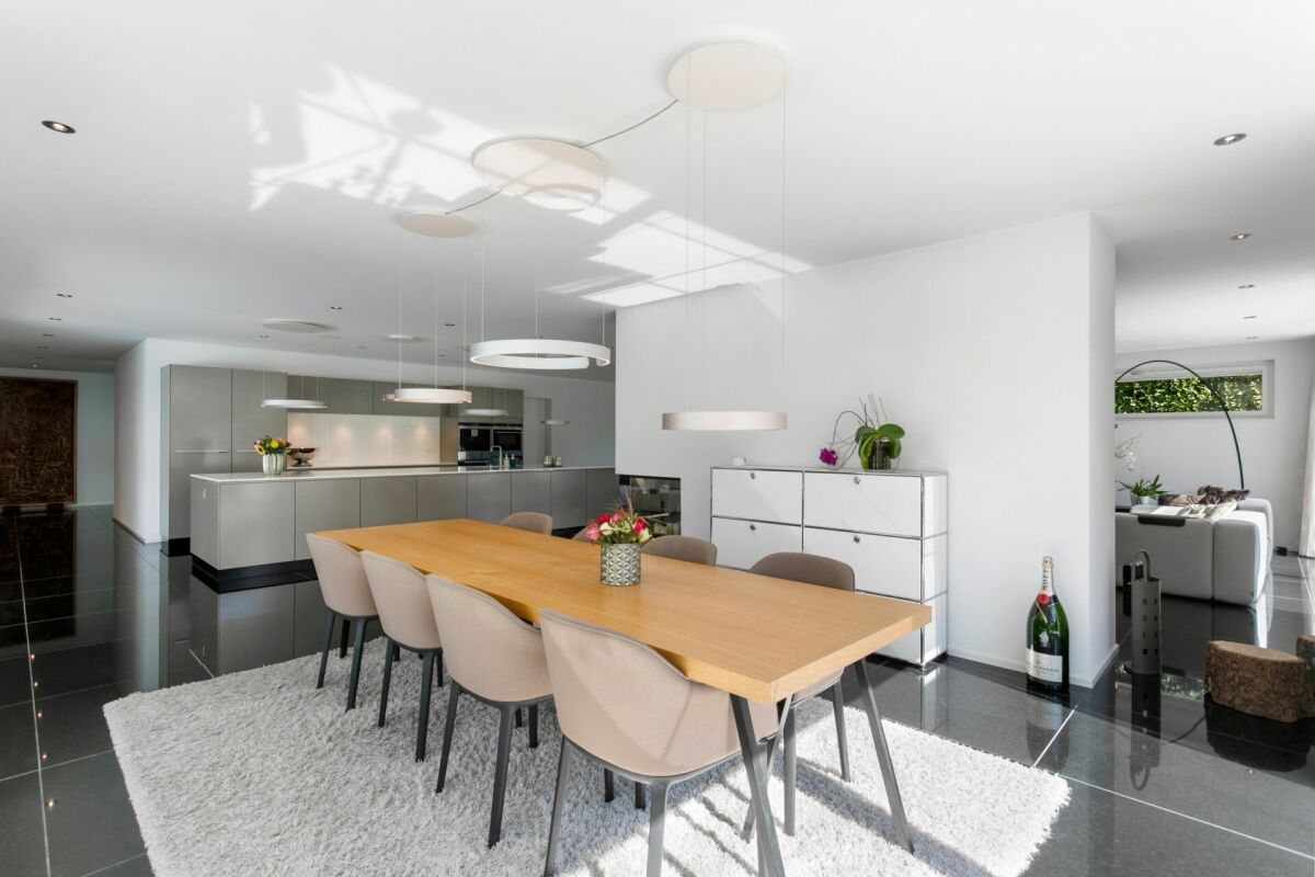 Moderne Luxusvilla mit grosser Tiefgarage
