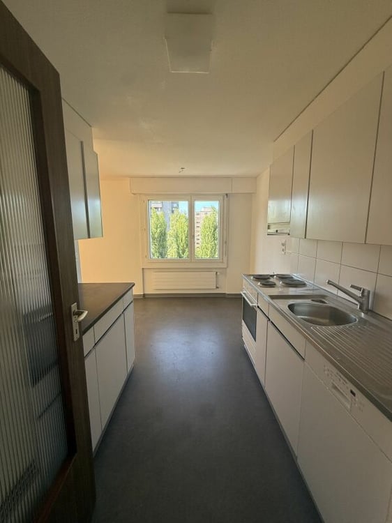 Grosszügige 5.5-Zimmerwohnung an zentraler Lage 12