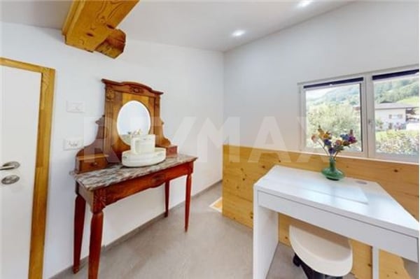 4 Zimmerwohnung und separate Parzelle mit 3 Parkplätzen 7