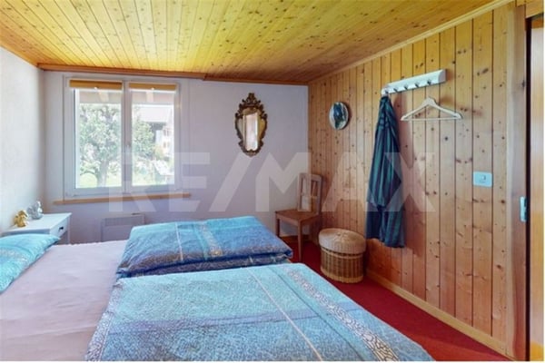 4 Zimmerwohnung und separate Parzelle mit 3 Parkplätzen 5