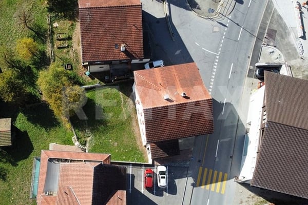 Zweifamilienhaus mit Geschichte & Potenzial in Rabius 3