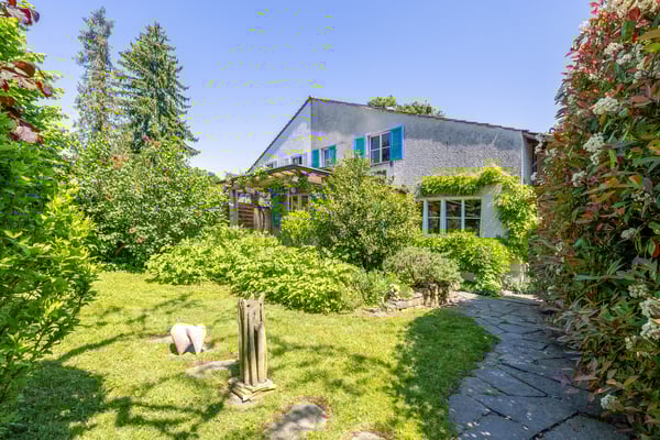 Sonniger Rückzugsort mit schönem Garten 10