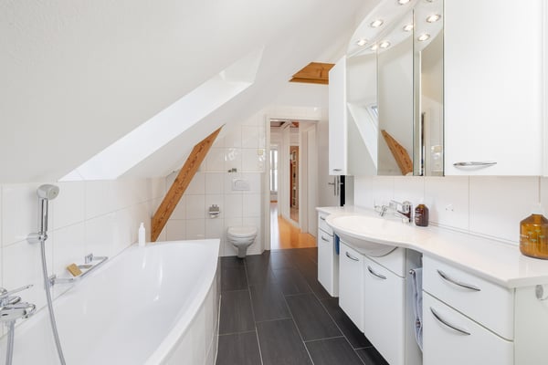 Exklusives Einfamilienhaus mit Pool und Garten 8