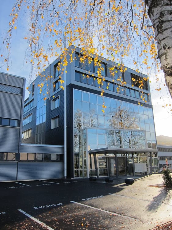 Moderne Büroräume im Gewerbegebäude Freienbach 1