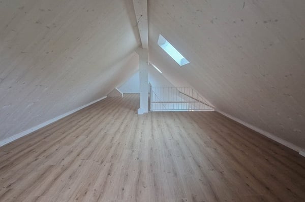 Moderne und helle 1.5 Zimmer-Dachwohnung mit Galerie 8