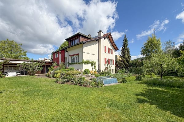 Einfamilienhaus mit Einliegerwohnung und grosser Gartenanlage 2