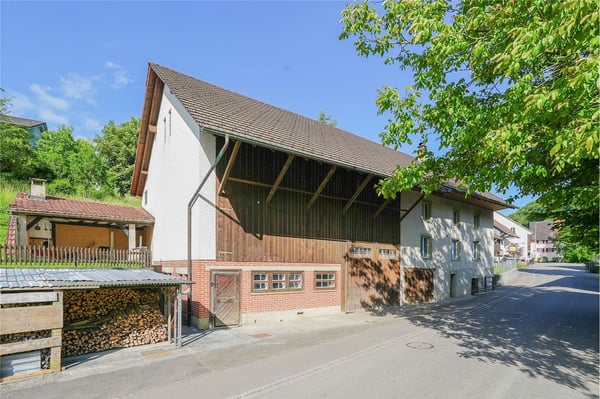 Nie mehr Platzprobleme! Gemütliches Wohnhaus mit riesigem Ökonomieteil 2