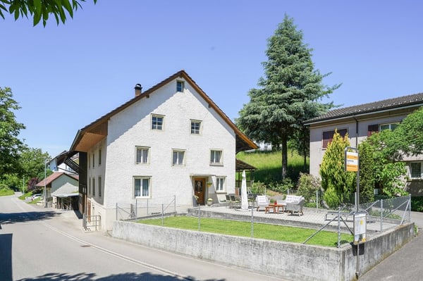 Nie mehr Platzprobleme! Gemütliches Wohnhaus mit riesigem Ökonomieteil 1