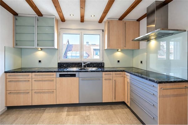 Fast wie im Einfamilienhaus: Gut unterhaltene 4.5-Zimmer-Maisonettewohnung 3
