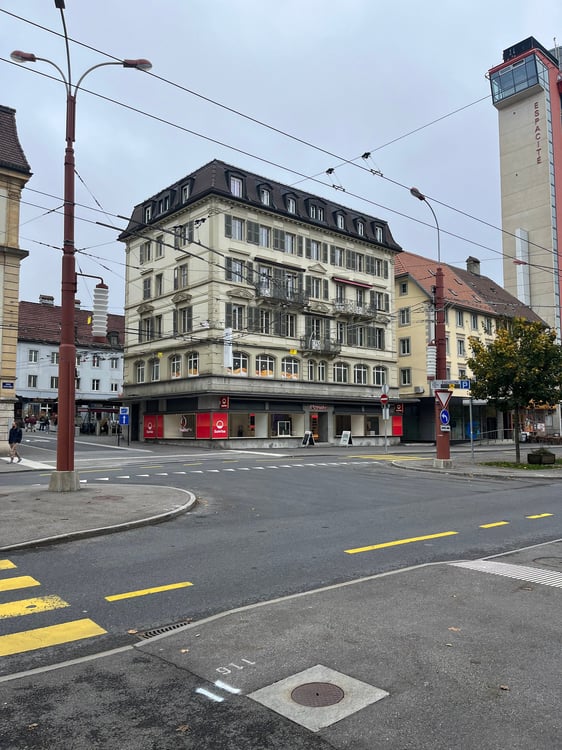 Moderne 1.5-Zimmer-Büroräume an zentraler Lage in La Chaux-de-Fonds 1