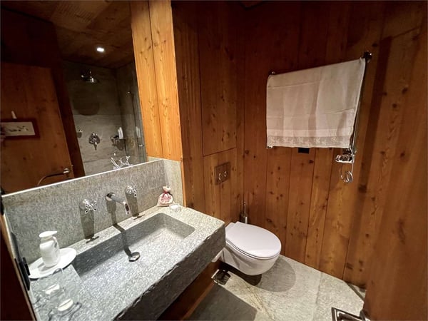 Beraubender offener Blick zwischen Holz und Stein 9
