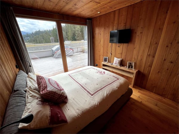 Beraubender offener Blick zwischen Holz und Stein 4