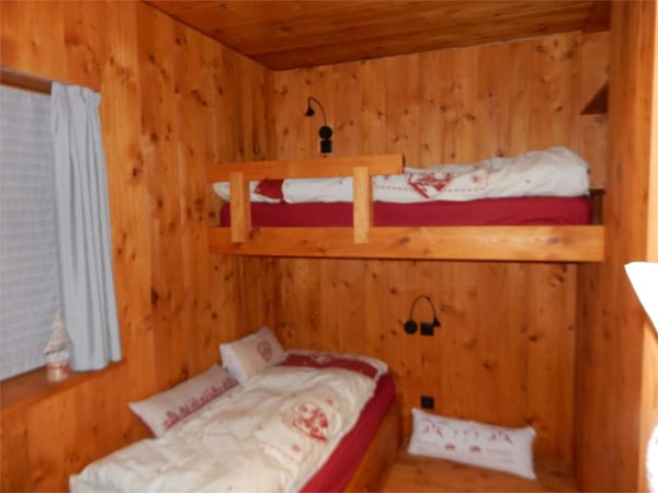 Beraubender offener Blick zwischen Holz und Stein 8
