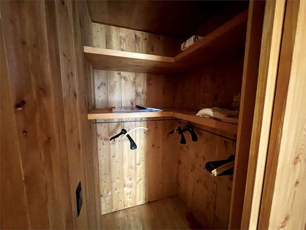 Beraubender offener Blick zwischen Holz und Stein 7